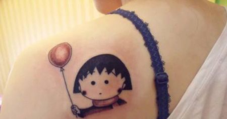 肩部樱桃小丸子拿气球纹身图片