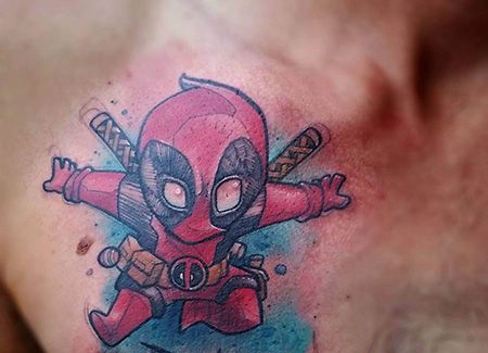 胸前呆萌的蜘蛛侠纹身图片