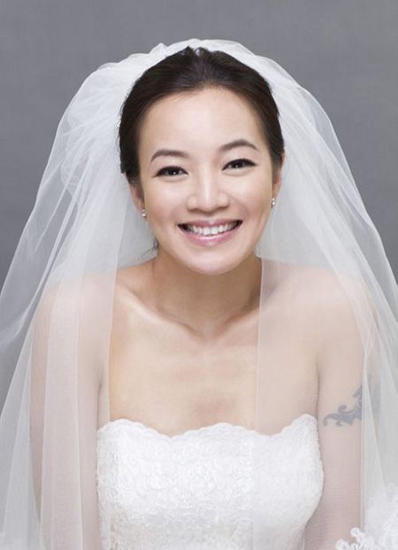 阿雅穿婚纱露手臂纹身图片