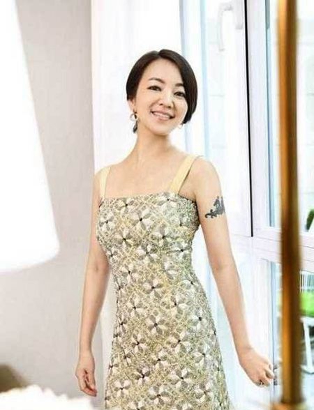 阿雅露肩装露手臂纹身图片