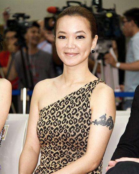 阿雅豹纹连衣裙秀手臂纹身