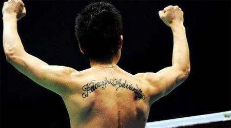 蔡赟背部帅气英文纹身图片