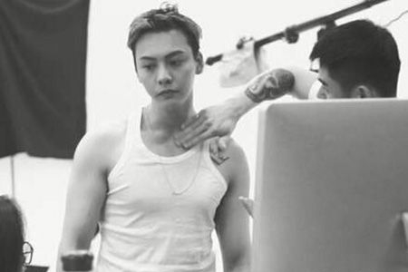 陈伟霆肩部皇冠纹身图片