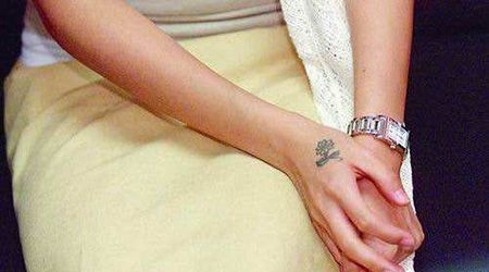 大S徐熙媛手背菊花纹身图片