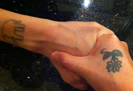 大S虎口菊花纹身图片