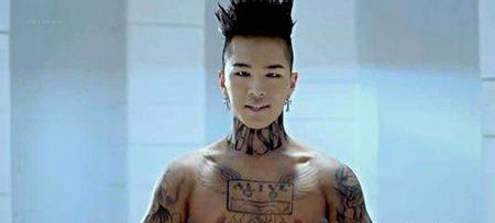 东永裴胸前帅气纹身图片