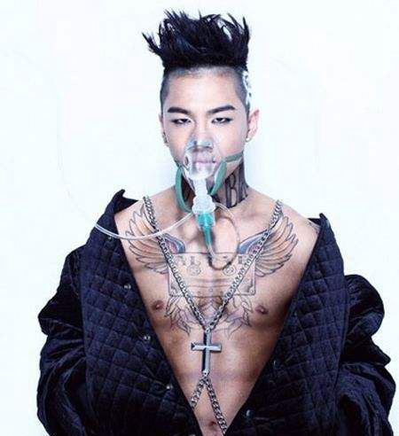 东永裴胸前个性纹身图片