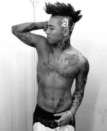 东永裴胸部帅气磁带纹身图片