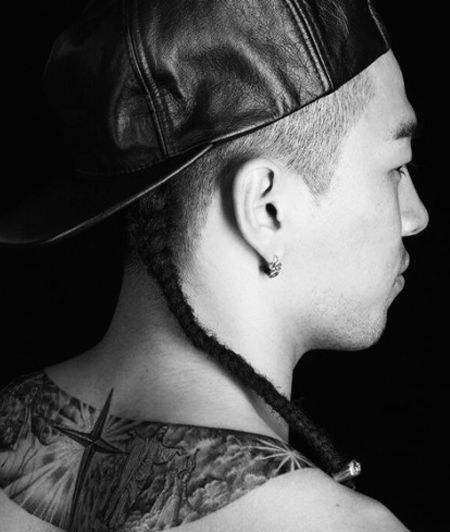 东永裴颈部十字星纹身图片