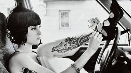 美女小腿章鱼纹身图片