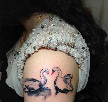女生大臂两只天鹅纹身图片