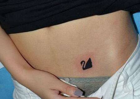 腹部黑色小天鹅纹身图片