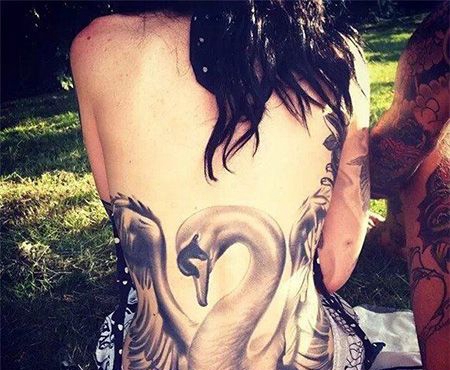 女生腰部性感天鹅纹身图片