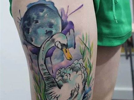 大腿精美天鹅纹身图片