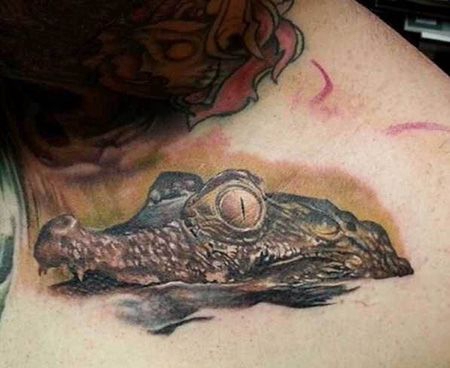 肩部个性鳄鱼纹身图片