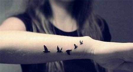 女生手腕海鸥纹身图片