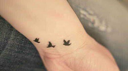 手腕小清新海鸥纹身图片
