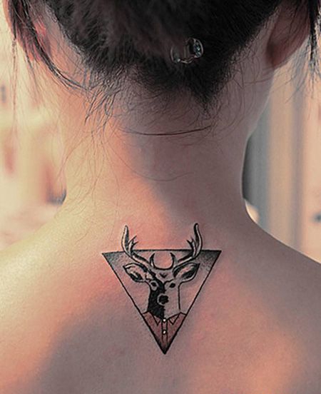 颈部马鹿三角形纹身图片