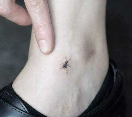 脚踝蚂蚁纹身图片