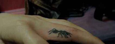 手指蚂蚁纹身图片