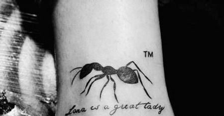 手腕蚂蚁英文纹身图片