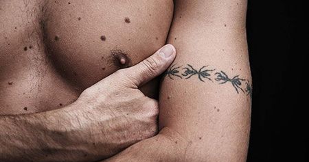 手臂蚂蚁臂环纹身图片