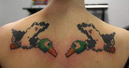 背部两只像素鸭子纹身图片