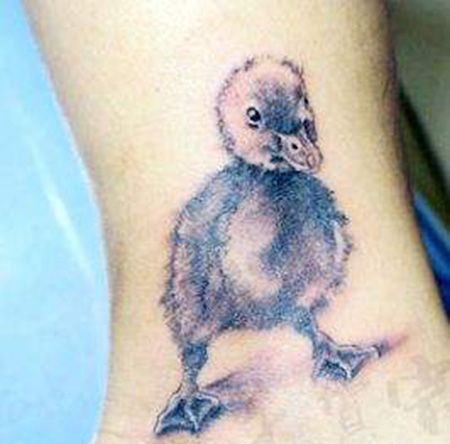 脚踝可爱鸭子纹身图片