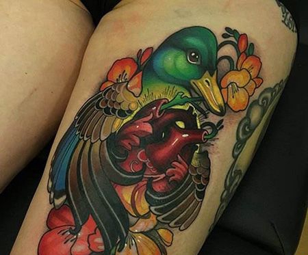 大腿鸭子花朵纹身图片