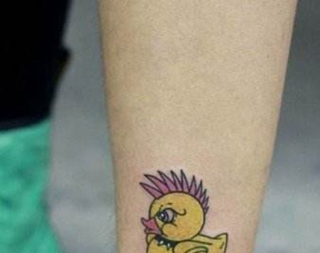 手臂卡通小黄鸭纹身图片