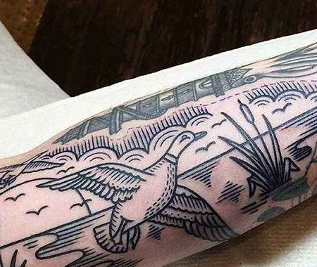 手臂线条鸭子纹身图片