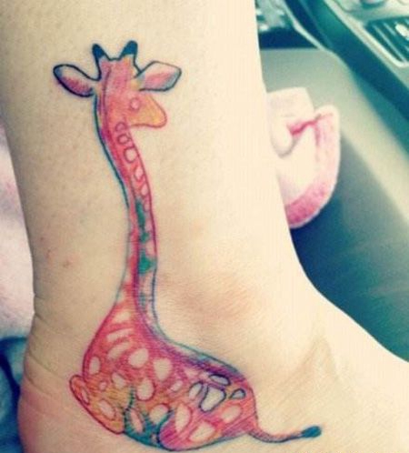 脚踝彩色长颈鹿纹身图片