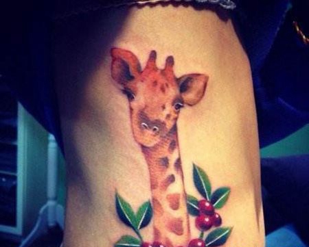 女生侧腰精美的长颈鹿纹身图片