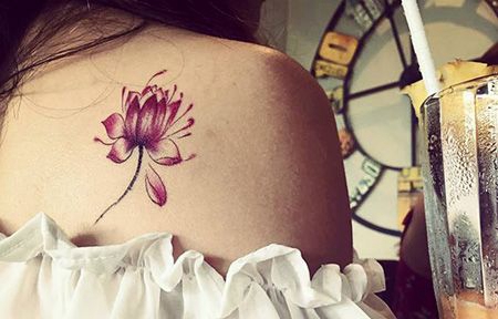 女生肩部性感荷花纹身图片