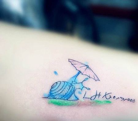 手臂蜗牛日期纹身图片