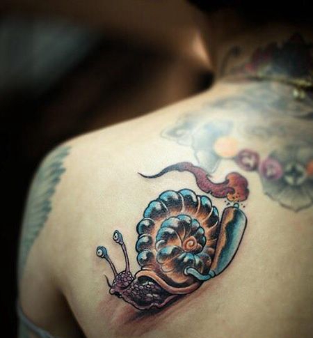 背部精美的蜗牛纹身图片