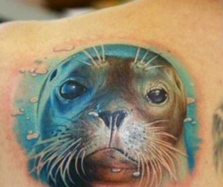 肩部写实海豹纹身图片