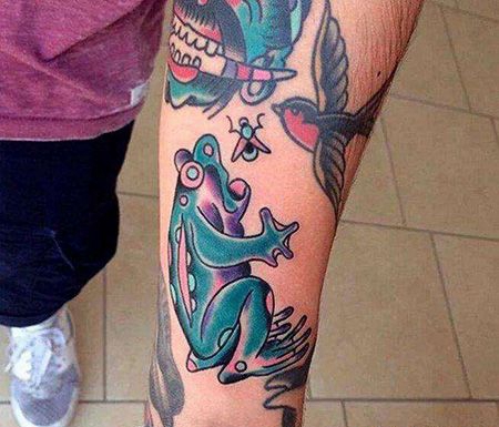 手臂青蛙吃苍蝇纹身图片