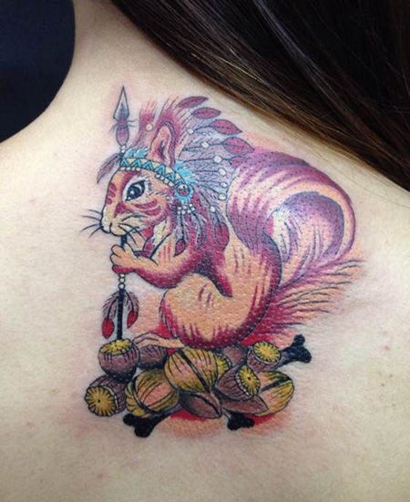 女生颈部松鼠纹身图片