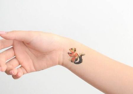 手腕松鼠纹身图片