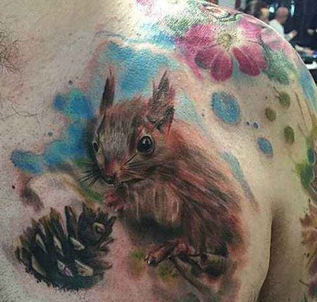 胸前好看的松鼠纹身图片
