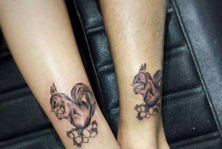 情侣脚踝松鼠纹身图片
