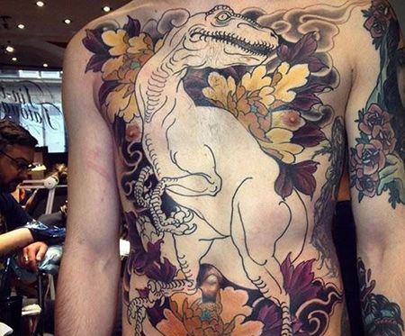 胸前腹部恐龙纹身图片
