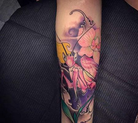 手臂粉色螳螂纹身图片