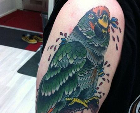 大臂个性鹦鹉纹身图片