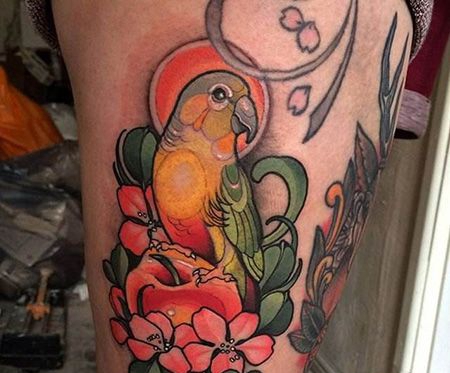 大腿好看的鹦鹉花朵纹身图片