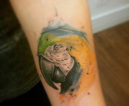 手臂泼墨鹦鹉纹身图片