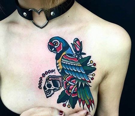 女生胸部鹦鹉骷髅纹身图片