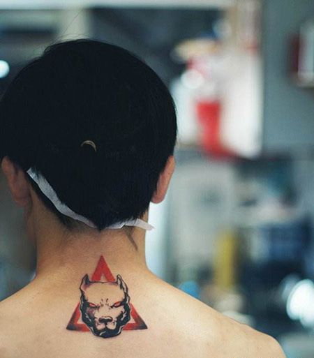 颈部沙皮狗纹身图片