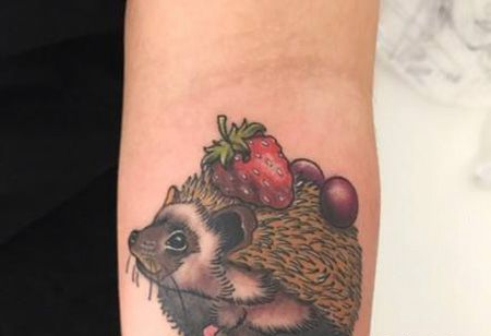 手臂刺猬草莓纹身图片